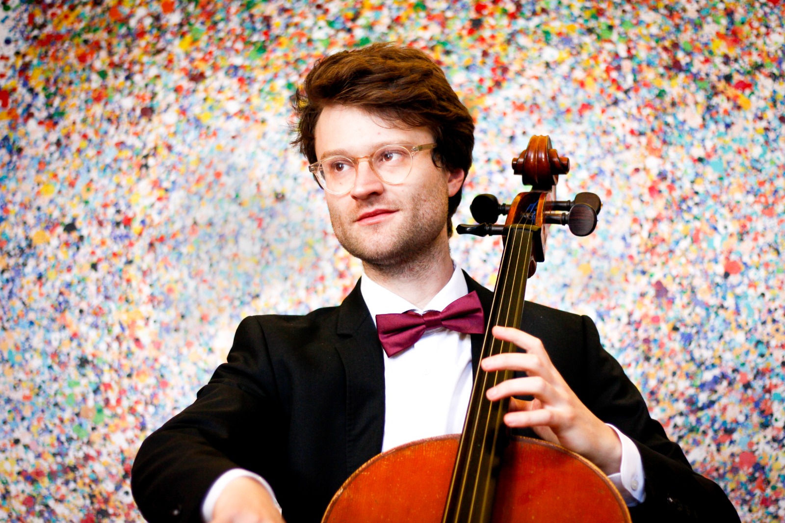 Noam speelt cello tijdens concert