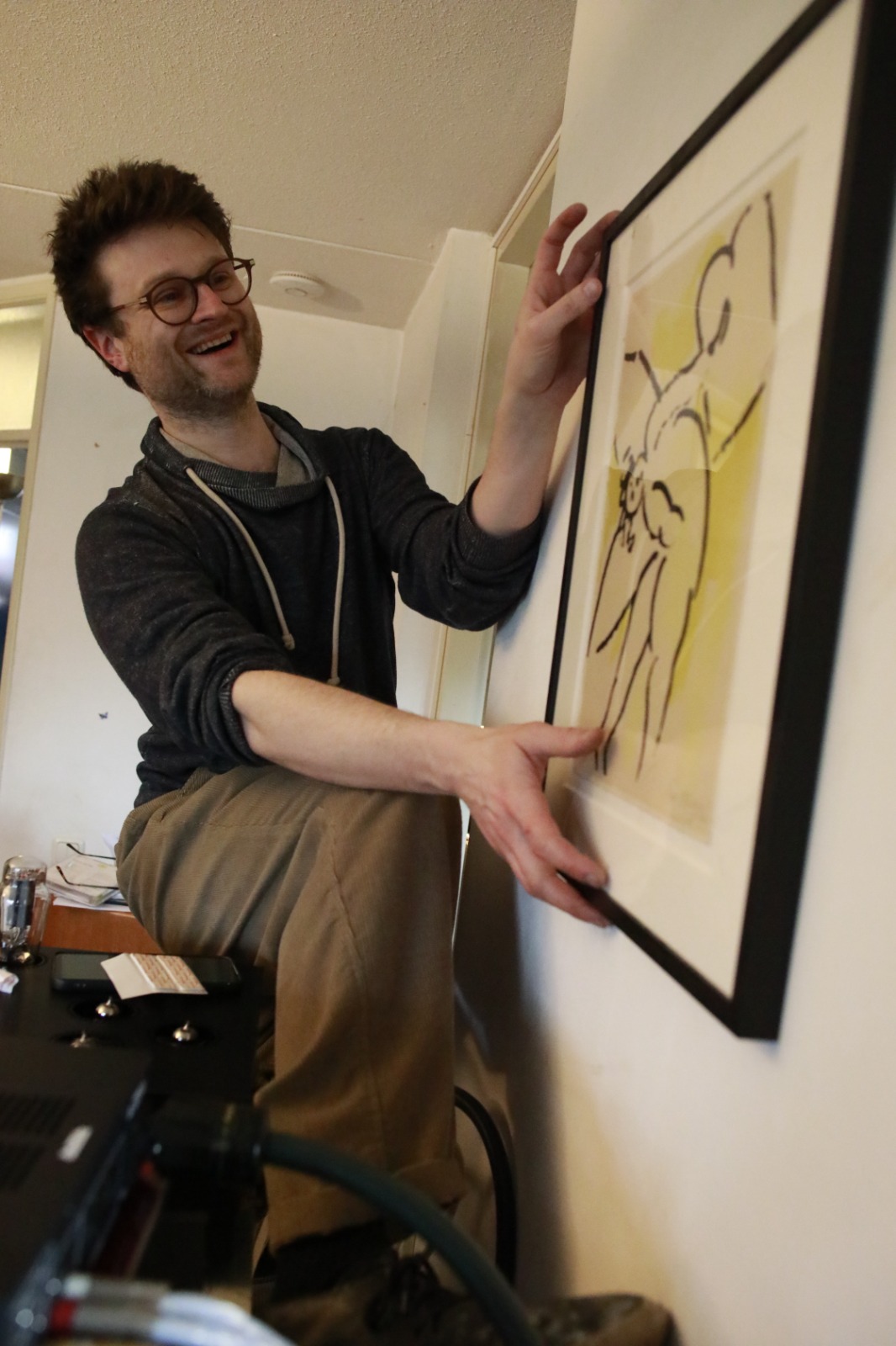 Noam bezig met kluswerk