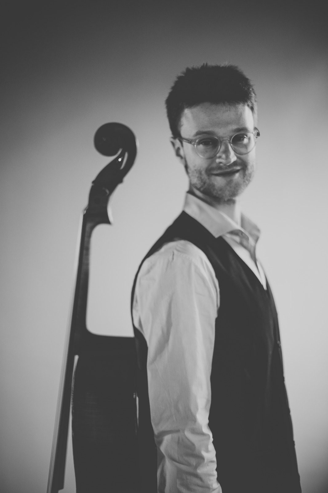 Noam met cello - zwart-wit portret