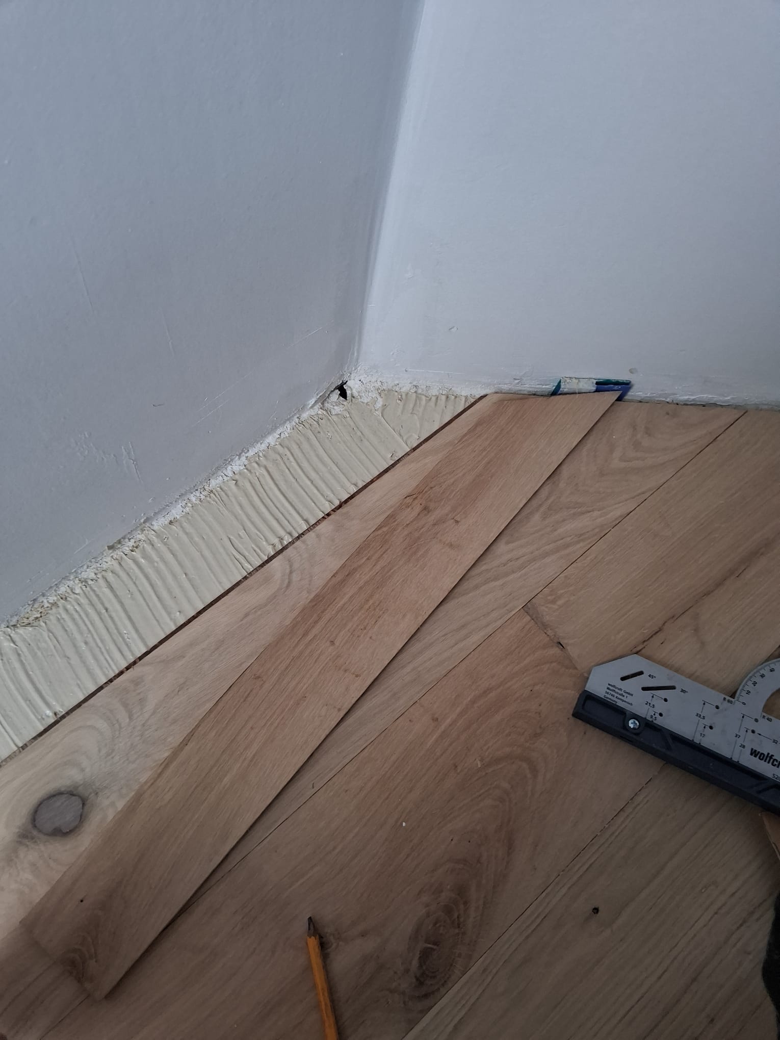 Visgraat vloer verlijmen